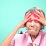 Ergotherapie am Kaffeetrichter Erfurt - Fachbereich Geriatrie - Alte Frau klagt über Kopfschmerzen