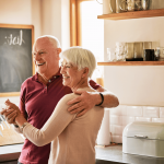 Ergotherapie am Kaffeetrichter Erfurt - Älterer Mann und ältere Dame tanzen in der Küche