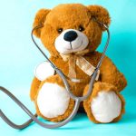 Ergotherapie am Kaffeetrichter Erfurt - Fachbereiche Pädiatrie - Teddybär hat ein Stetoskop an den Ohren