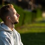 Mann schließt die Augen und genießt die Ruhe und Sonne